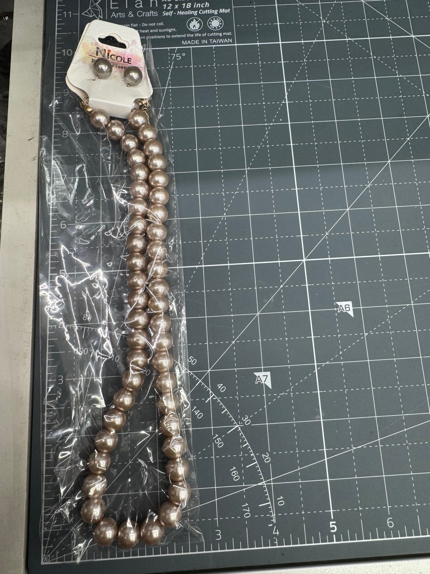 Gold pearls tie necklace